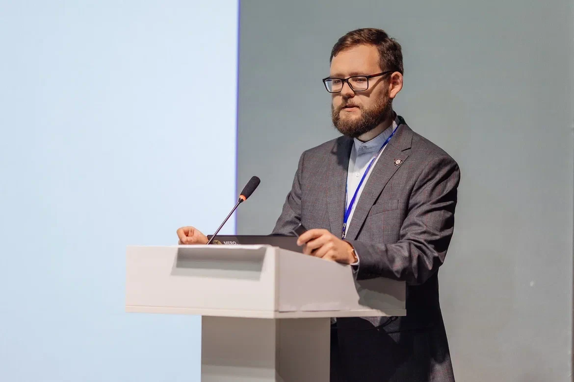 Константин Евдокимов выступает с докладом